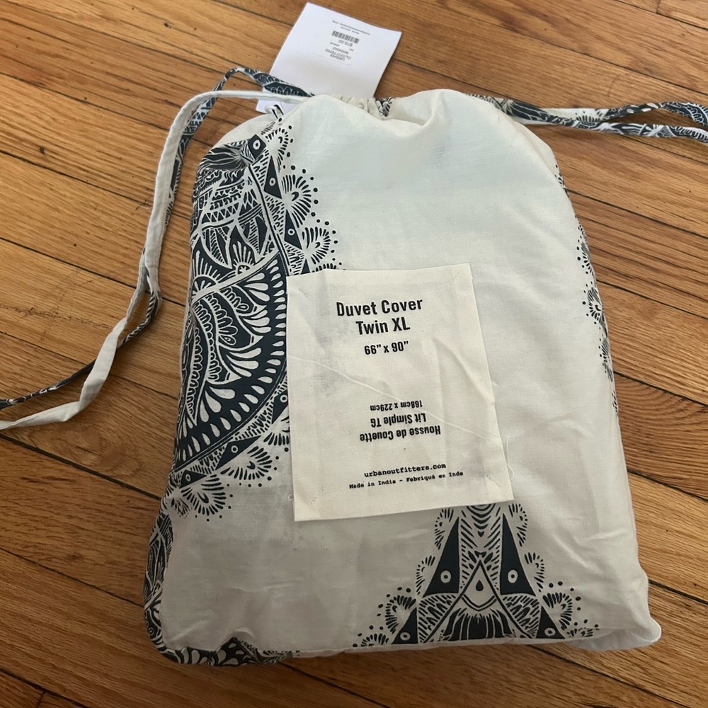 Urban Outfitters Twin Duvey Cover and Pillow Cases (2)